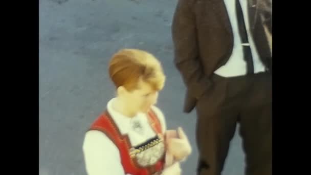 Oslo Norvégia 1960 Június Gyönyörű Norvég Lány Helyi Jelmezben Években — Stock videók