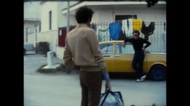 Trento, İtalya Nisan 1970: iki genç ebeveyn 70 'lerde sokakta yürüyor