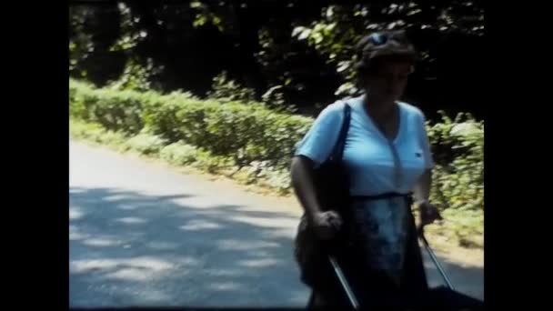 Trento Italien April 1970 Eine Frau Geht Mit Kinderwagen Und — Stockvideo