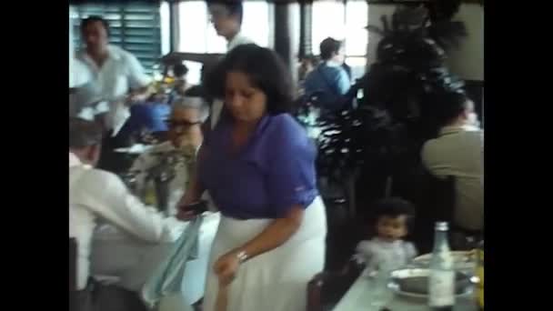 Trento Talya Nisan 1970 Küçük Kızıyla Birlikte Lerde Bir Restoranda — Stok video