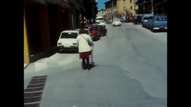 Trento Italië April 1970 Een Vrouw Met Een Wandelwagen Loopt — Stockvideo