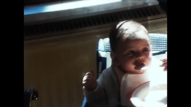 イタリアのトレント1970年4月 70年代のベビーカーの赤ちゃんに母親が — ストック動画