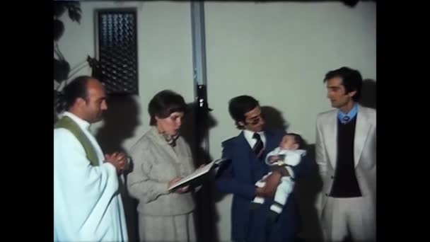 Trento Italia Aprile 1970 Sacerdote Che Celebra Una Cerimonia Battesimo — Video Stock