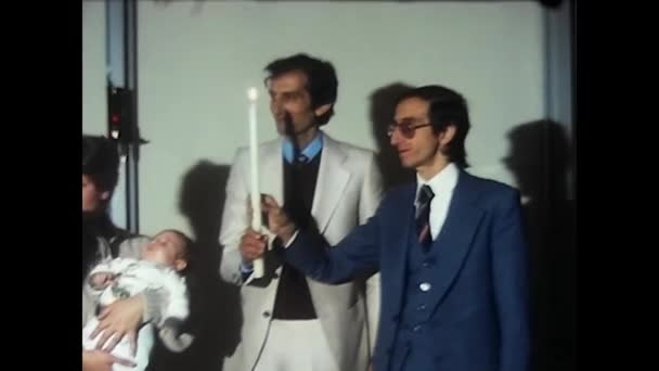 Trento Itália Abril 1970 Padre Passa Vela Para Seu Pai — Vídeo de Stock