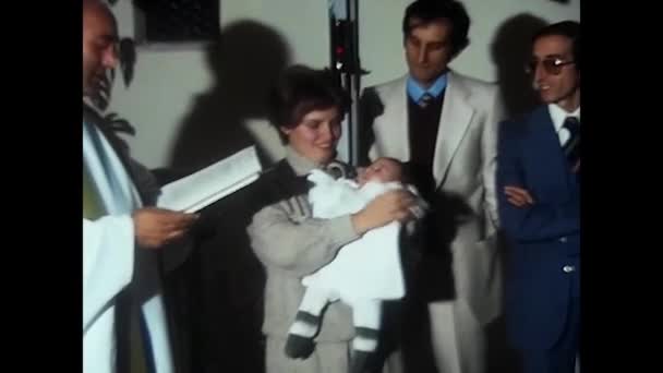 Trento Itália Abril 1970 Padre Que Celebra Uma Cerimônia Batismo — Vídeo de Stock