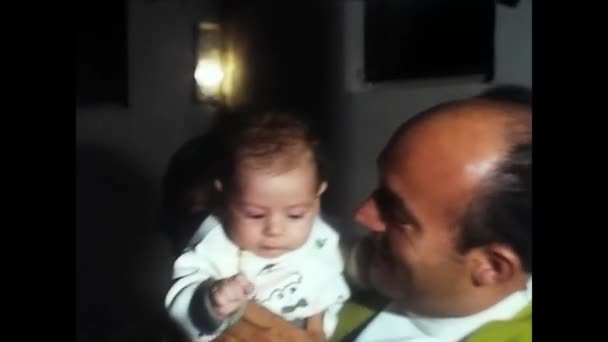 Trento Włochy Kwiecień 1970 Ksiądz Małym Dzieckiem Ramionach Zakończył Chrzest — Wideo stockowe