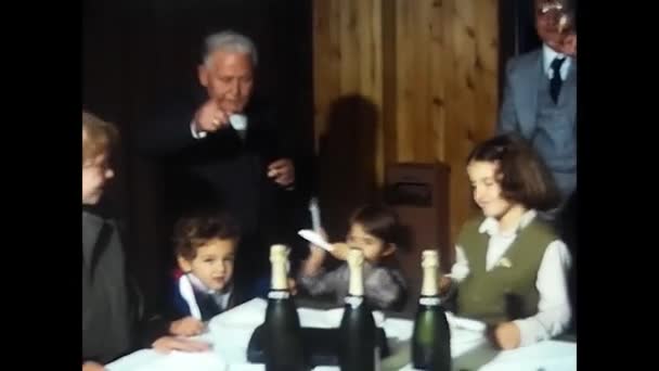 Тренто Italy April 1970 Ресторані Людьми Тортом Столі — стокове відео
