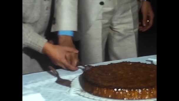 1970年4月 意大利趋势 70年代 父母在一家餐馆一起切洗礼蛋糕 — 图库视频影像
