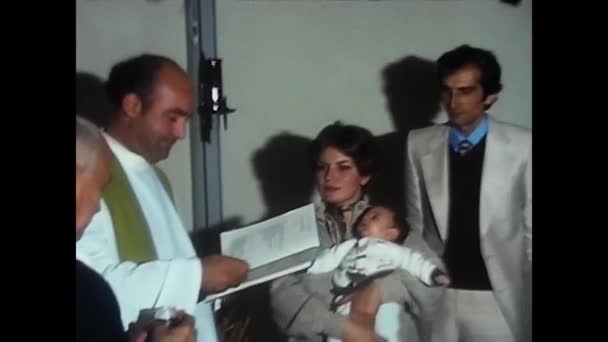 Trento Italia Abril 1970 Sacerdote Que Celebra Una Ceremonia Bautismo — Vídeo de stock