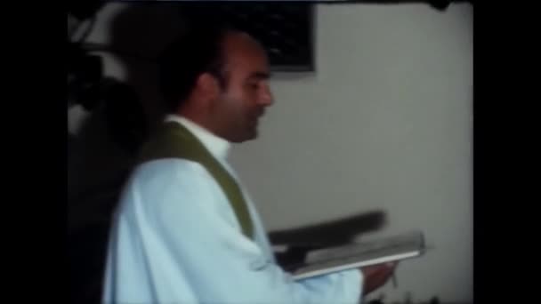 Trento Italien April 1970 Ein Priester Feiert Den 1970Er Jahren — Stockvideo