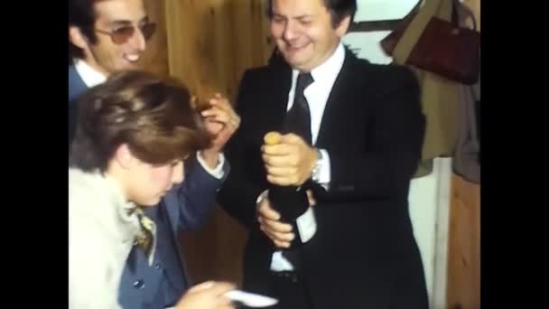 1970年4月イタリアのトレント70年代にレストランでスパークリングワインを1本 — ストック動画