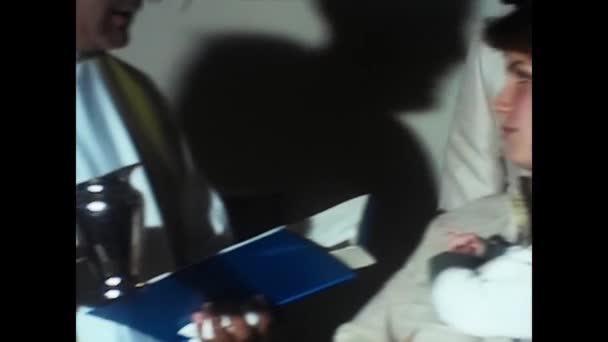 Trento Włochy Kwiecień 1970 Ksiądz Chrzci Dziecko Wylewając Wodę Głowę — Wideo stockowe
