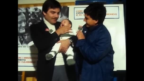 Тренто Italy April 1970 Люди Маленькими Дітьми Руках Ресторані Роблять — стокове відео