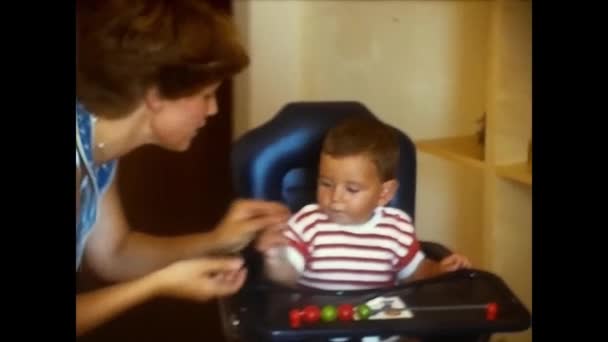 Trento Ιταλία Απρίλιος 1970 Ένα Μικρό Παιδί Μια Υπερυψωμένη Καρέκλα — Αρχείο Βίντεο