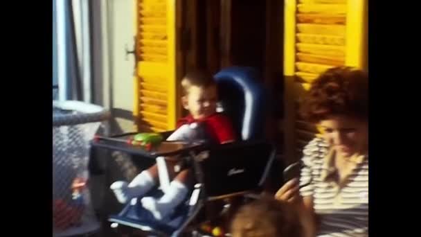 Неаполь Италия Июнь 1980 Года Семейные Праздники Балконе Дома — стоковое видео