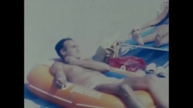 Napoli, İtalya Haziran 1980: 80 'lerde yaz tatillerinde plajda dinlenen insanlar