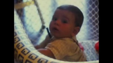 Napoli, İtalya Haziran 1980: 1980 'lerde oyun parkında oynayan küçük bir çocuğun videosu