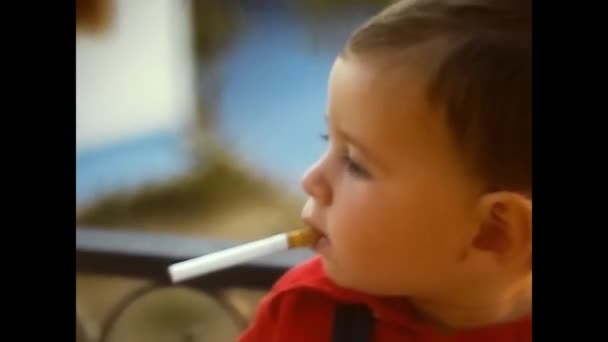 Nápoles Itália Junho 1980 Uma Criança Pequena Com Cigarro Boca — Vídeo de Stock