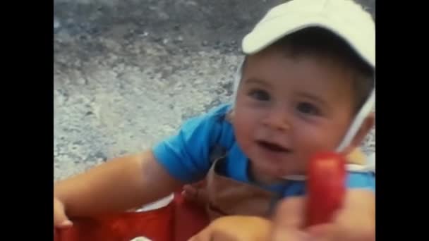 ナポリ イタリア1980年6月 80年代のベビーカーの赤ちゃんのビデオ — ストック動画