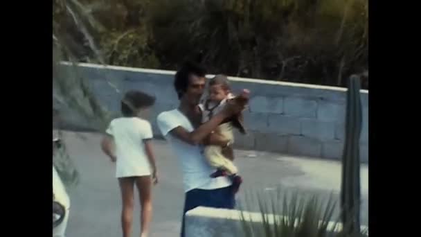 Neapol Włochy Czerwiec 1980 Ojciec Dziećmi Ulicy Pod Swoim Domem — Wideo stockowe