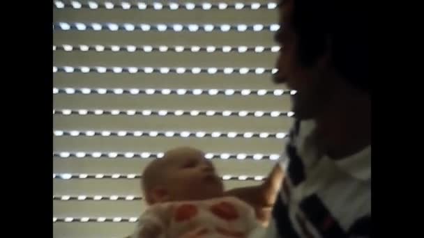 Nápoles Itália Junho 1980 Pai Com Seu Bebé Nos Braços — Vídeo de Stock