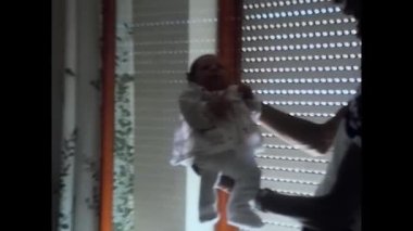 Napoli, İtalya Haziran 1980: 80 'lerde bebeğini kollarına almış bir baba