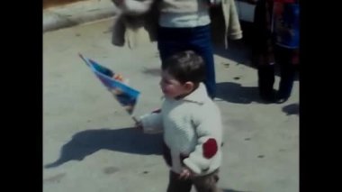 Napoli, İtalya Haziran 1980: 80 'lerde elinde bayrakla sokakta duran bir bebek
