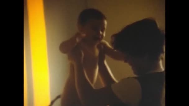 1980年6月 意大利那不勒斯 80年代 一位母亲抱着孩子回家 — 图库视频影像