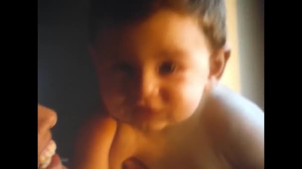 Νάπολη Ιταλία Ιούνιος 1980 Μητέρα Μωρό Της Στην Αγκαλιά Της — Αρχείο Βίντεο