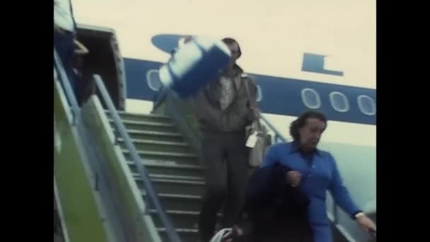 Napoli Italia Giugno 1980 Gente Scende Dall Aereo Linea Negli — Video Stock