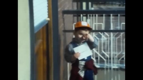 Napels Italië Juni 1980 Een Baby Speelt Het Balkon Van — Stockvideo