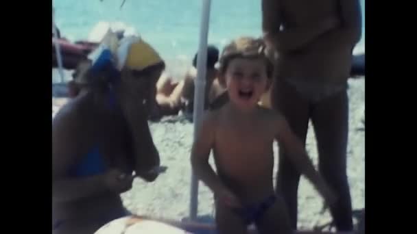ナポリ イタリア1980年6月 ビーチでの瞬間の家族 80年代の夏の海辺の休日 — ストック動画
