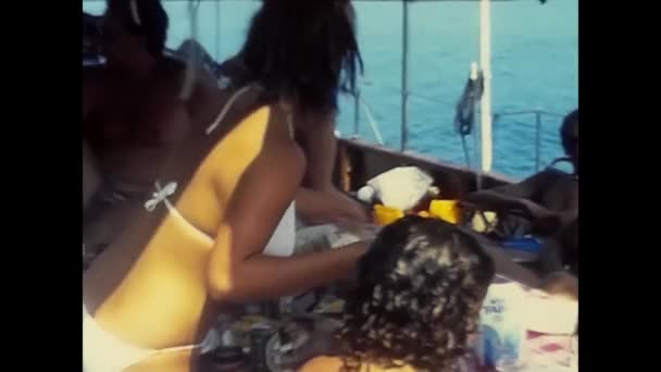 イタリア ナポリ1980年6月 80年代の休暇中に海のそばで昼食中にボートに乗っていた人々の — ストック動画