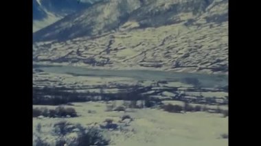 Trentino, İtalya Haziran 1980: 1980 'lerde karla kaplı nehri olan vadinin manzarası