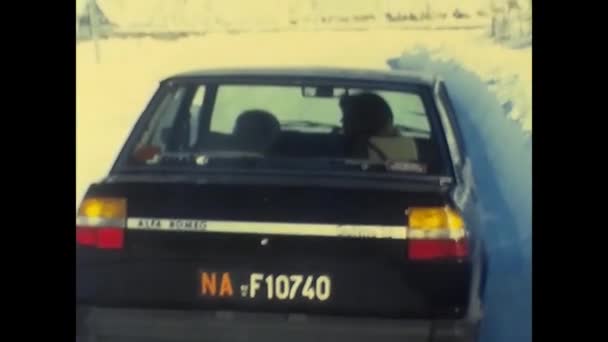 1980年6月意大利特伦蒂诺 80年代雪地中的Alfa Giulia老式汽车 — 图库视频影像