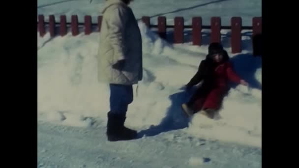 Trentino Italia Junio 1980 Una Familia Con Niño Vacaciones Esquí — Vídeos de Stock
