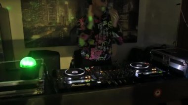 Terni, İtalya 13 Kasım 2022: DJ bir disko kulübünde konsolun arkasında karışıyor