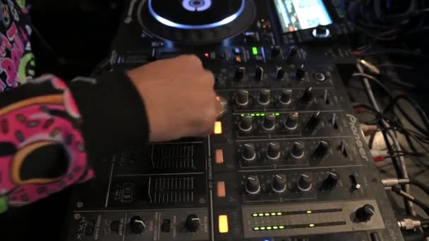Terni Italie November 2022 Deejay Mixen Mixer Tijdens Avond Club — Stockvideo