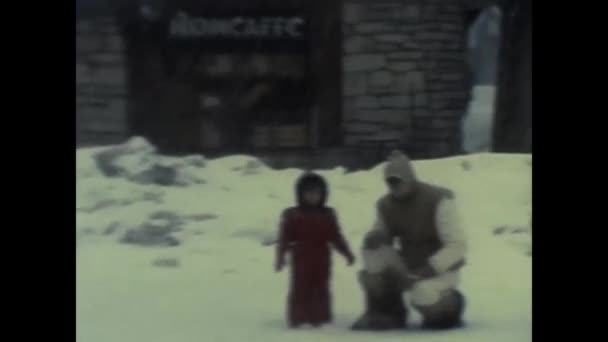 イタリア トレンティーノ1980年11月 1980年代のトレンティーノ山の雪の中の人々の — ストック動画