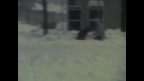 イタリア トレンティーノ1980年11月 1980年代のトレンティーノ山の雪の中の人々の — ストック動画