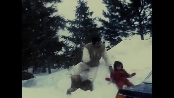 Trentino Italia Noviembre 1980 Padre Con Hijo Jugando Nieve Los — Vídeos de Stock