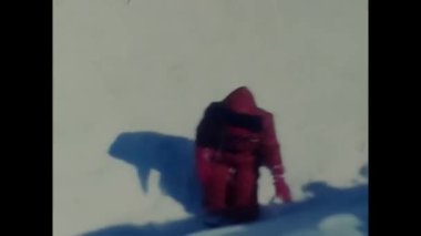 Trentino, İtalya Kasım 1980: 80 'lerde karda oynayan küçük bir çocuk