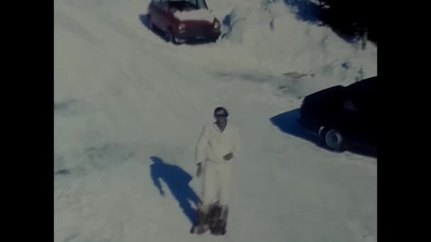 1980年11月 意大利特伦蒂诺 80年代 一个男人在外面的雪地里开车在山上 — 图库视频影像