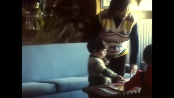 Trentino Itália Novembro 1980 Momentos Familiares Casa Nas Montanhas Durante — Vídeo de Stock