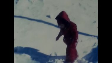 Trentino, İtalya Kasım 1980: 80 'lerde karda oynayan küçük bir çocuk