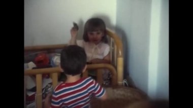 Trentino, İtalya Kasım 1980: 80 'lerde anneleriyle evde oynayan iki çocuk