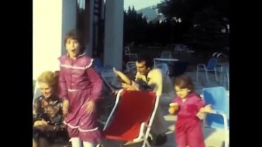 Trentino, İtalya Kasım 1980: 80 'lerde bebeğiyle oynayan bir baba