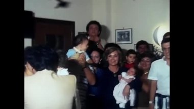 Trentino, İtalya Kasım 1980: 80 'lerde mutlu aile anları