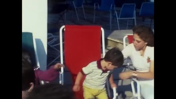 トレンティーノ イタリア1980年11月 80年代の山の中の裏庭で遊ぶ子供たちの — ストック動画