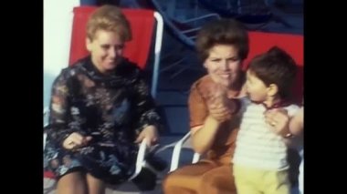 Trentino, İtalya Kasım 1980: 80 'lerde evlerinin dışında oturan insanların mutlu vakit geçirmesi